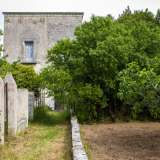 Ci troviamo cos� in un ambiente arricchito da aiuole con cespugli di rose, alberi da frutto e arbusti che nascondono la facciata dell�edifico padronale: quest�ultimo, seppur visibilmente in disuso, conserva i suoi tratti seicenteschi